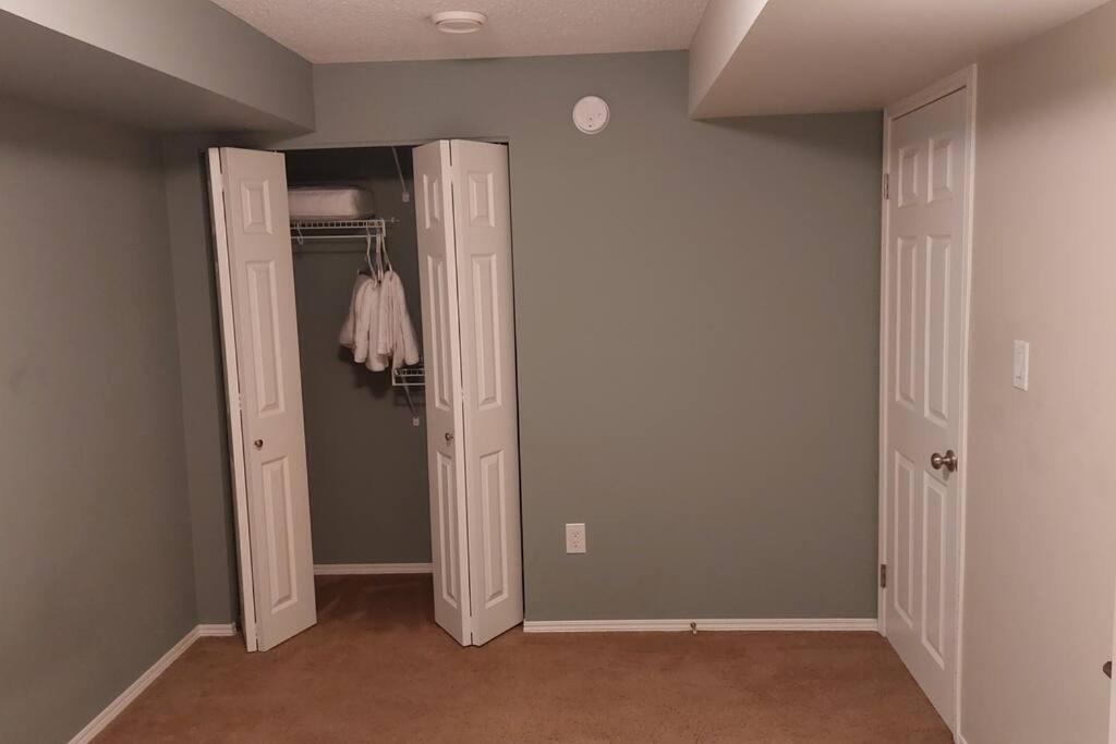 Lovely 1-Bedroom Basement Suite Winnipeg Bagian luar foto